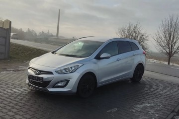 1.4 benz ,bezwypadek ,bogata wersja ,fabryczny lakier na calosci